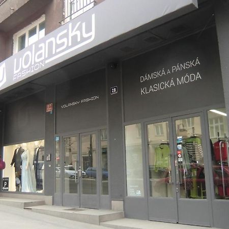 Hu Apartment Прага Екстериор снимка