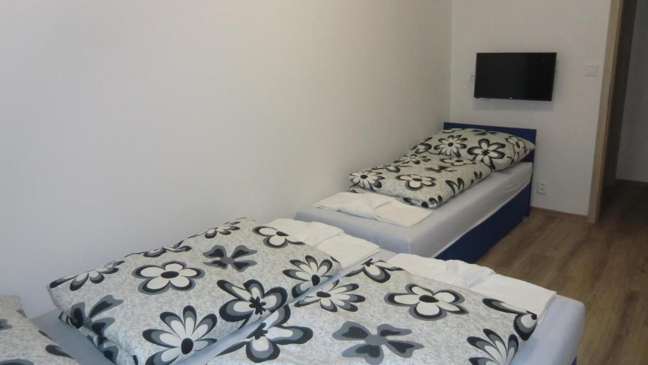 Hu Apartment Прага Екстериор снимка