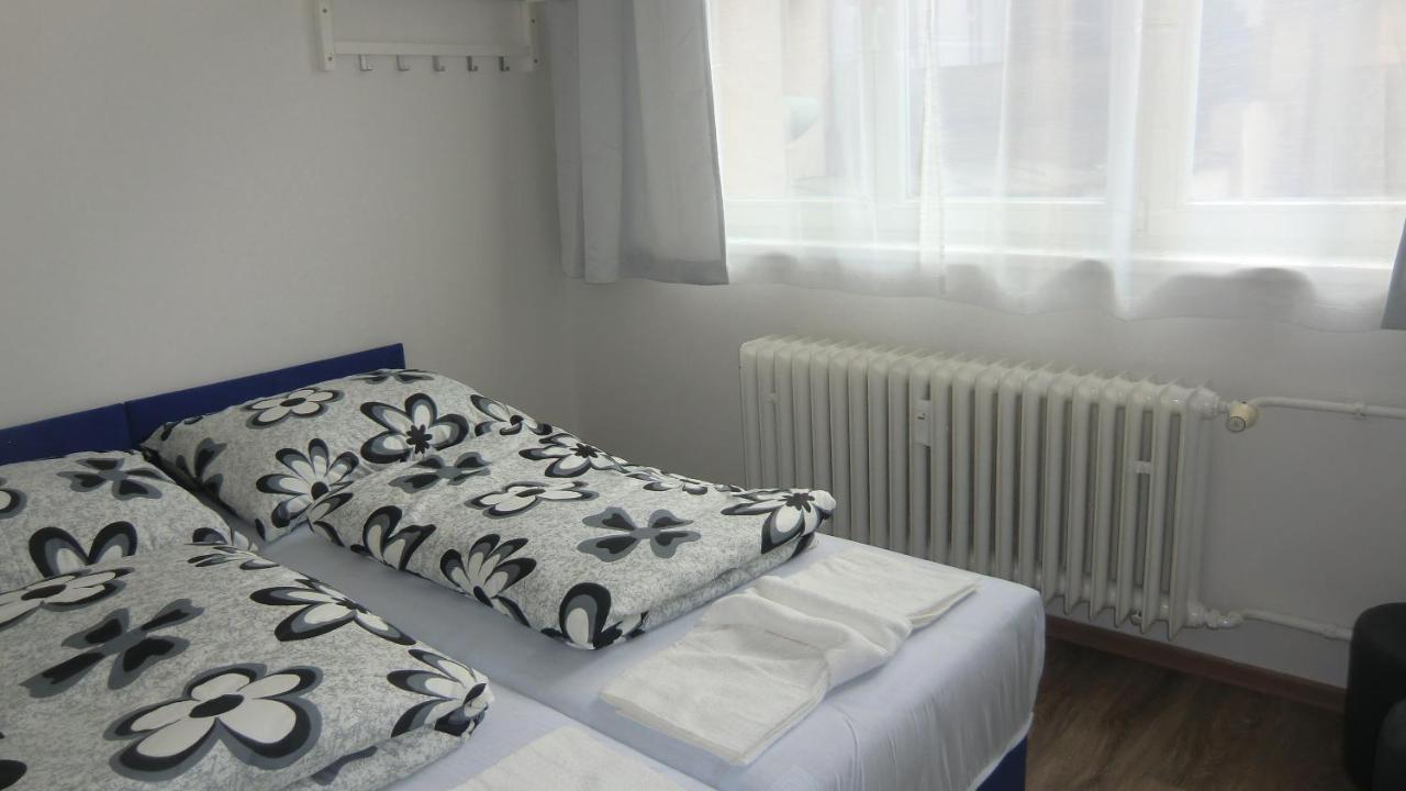 Hu Apartment Прага Екстериор снимка