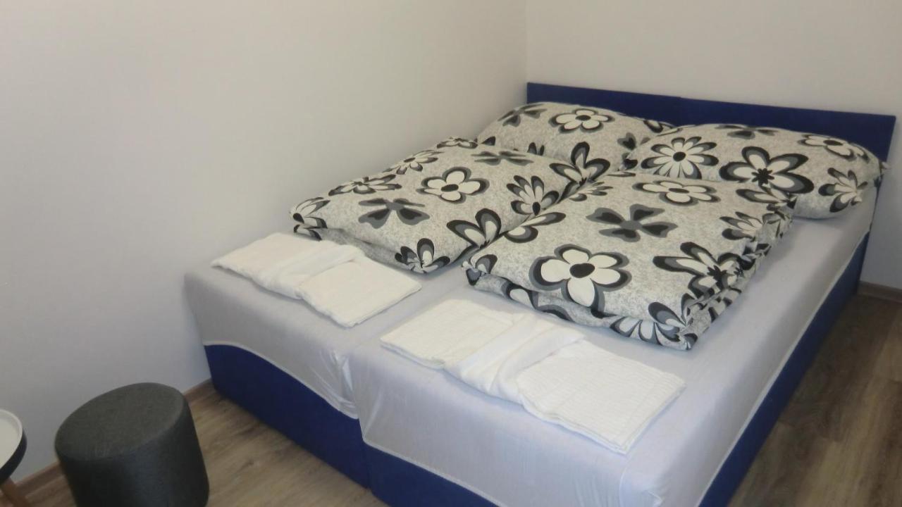 Hu Apartment Прага Екстериор снимка