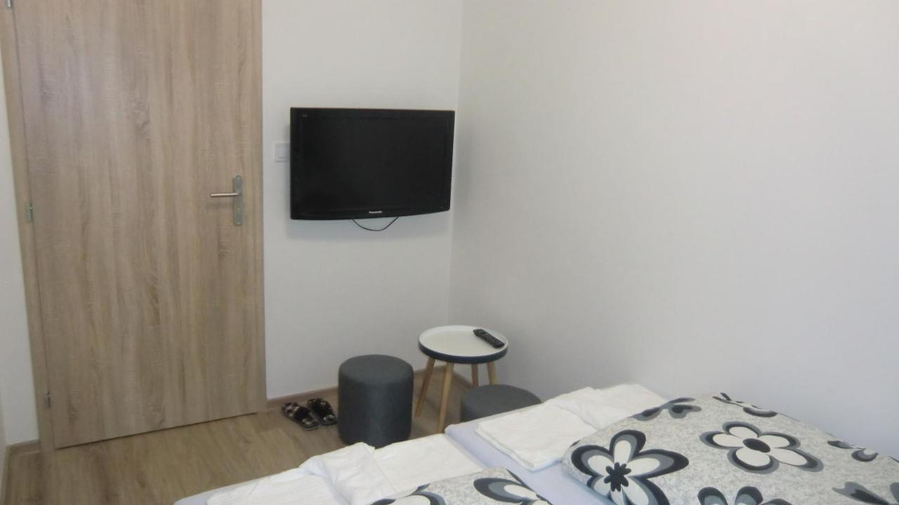 Hu Apartment Прага Екстериор снимка