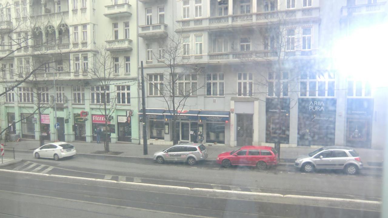 Hu Apartment Прага Екстериор снимка